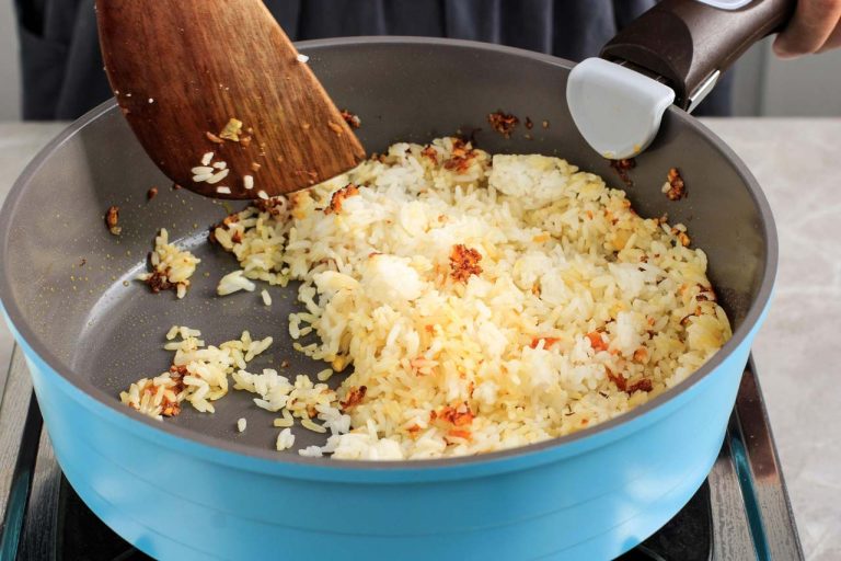 How to Fry Rice Before Cooking?