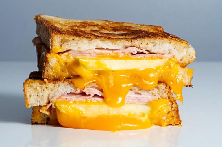 What Are The Differences Between Toasted Cheese and Grilled Cheese?